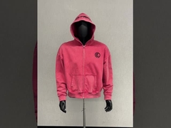 Ein eigener Steinwasch, Strass, übergroßer Reißverschluss, Kapuzenanzug.