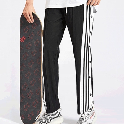 kaufen Atemberaubende Straßen-Hip-Hop-Skateboard-Streckenhosen für Männer mit Seitenstreifen und Knöpfen online manufacture