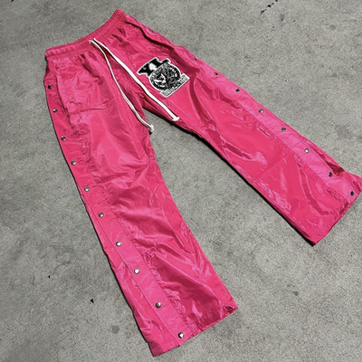 kaufen Männer-Saggy Fit-Nylon-Sweatpants mit winddichtem Design und gestressten Stickereien online manufacture